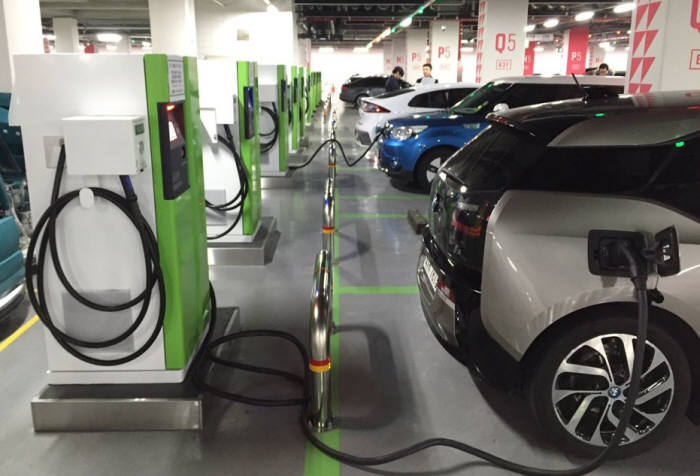 서울 잠실 롯데월드몰 지하 주차장에서 전기차가 충전되는 모습 (전자신문 DB)