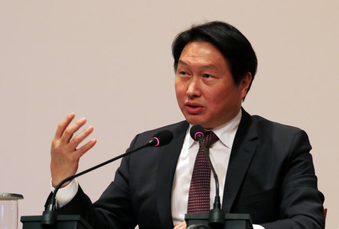 최태원 SK그룹 회장이 서울 광진구 워커힐 호텔에서 열린 2017년 신입사원과의 대화에서 그룹의 경영철학과 신입사원이 갖춰야 할 역량을 설명하고 있다.