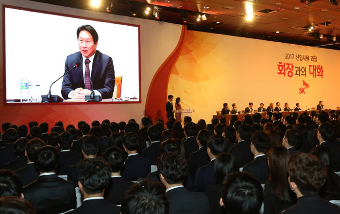 SK그룹 신입사원들이 서울 광진구 워커힐 호텔에서 열린 2017년 신입사원과의 대화에서 최태원 회장이 그룹의 경영철학과 신입사원이 갖춰야 할 역량에 관해 설명하는 장면을 지켜보고 있다.