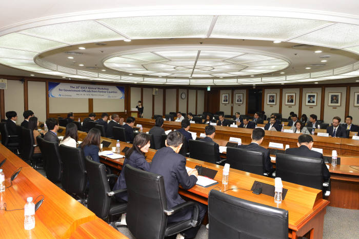 한국수출입은행은 베트남등 11개 개발도상국 및 아프리카개발은행(AfDB)의 고위공무원 15명을 초청해 `제20차 EDCF 워크숍`을 개최했다.