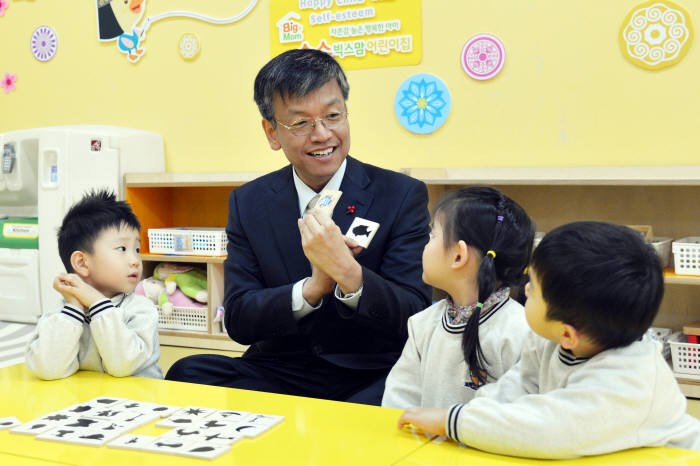 최상목 기획재정부 1차관이 서울시 영등포구 소재 `순수 빅스맘 어린이집`을 방문했다.