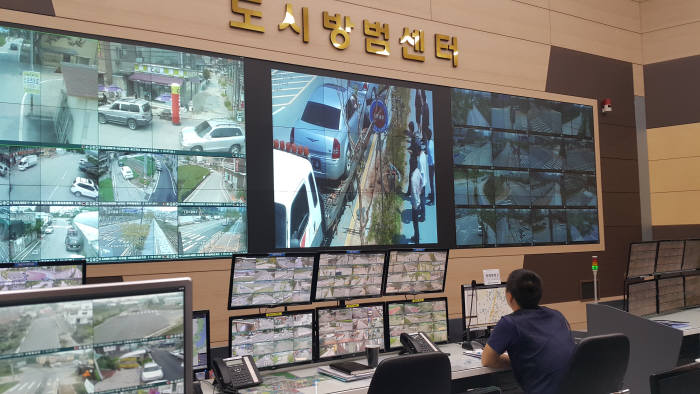 도시방범센터에는 곳곳에 설치한 CCTV 영상을 실시간으로 모니터링해 비상 상황발생 시 신속한 초동대응으로 시민 안전을 지킨다.