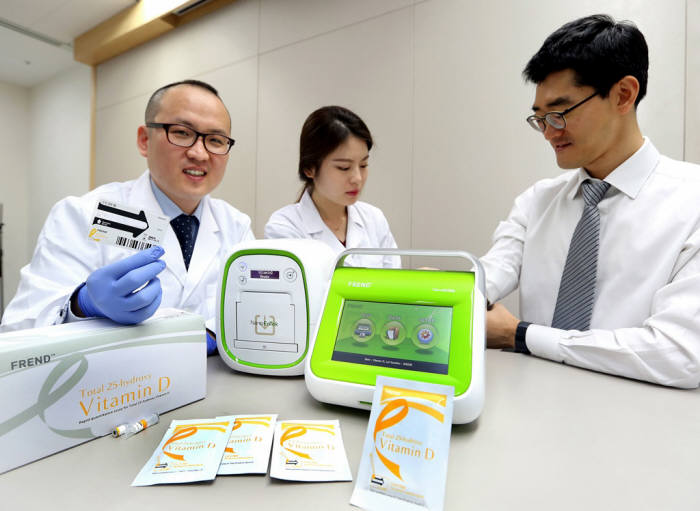 나노엔텍 관계자가 현장에서 채혈해 비타민D 농도를 확인하고 있다.(자료: 나노엔텍)