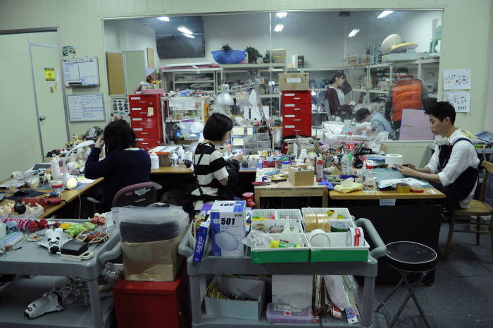 중앙애니메이션은 장난감 인형을 표정과 동작에 따라 한 장면씩 움직여 가며 촬영하는 스톱모션 애니메이션으로 작품을 제작한다.