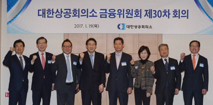 19일 대한상공회의소 금융위원회 제30차 회의에서 정몽윤 현대해상 회장을 대한상의 금융위원회 위원장으로 선출하고 주요관계자들이 기념촬영했다. 왼쪽부터 윤열현 교보생명보험 부사장, 조웅기 미래에셋증권 사장, 권희석 하나투어 부회장, 안동현 자본시장연구원장, 정몽윤 대한상의 금융위원회 위원장, 유명순 한국씨티은행 부행장, 박정석 고려해운 회장, 손기용 신한카드 부사장.