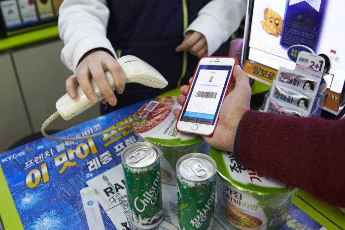 쿠폰함 속 CU편의점 교환권을 확인하고 해당 물품을 받았다. 사이다 초코바 컵라면까지 크진 않지만 횟수 제한이 없어 제법 쏠쏠했다.