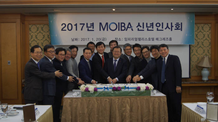 한국무선인터넷산업연합회(MOIBA)는 20일 서울 임피리얼팰리스호텔에서 콘텐츠, 네트워크, 플랫폼 등 회원사와 `2017년 MOIBA 신년인사회` 를 개최했다. 최재유 미래부 차관(오른쪽 여섯번째부터)과 고진 MOIBA 회장이 기념촬영하고 있다.