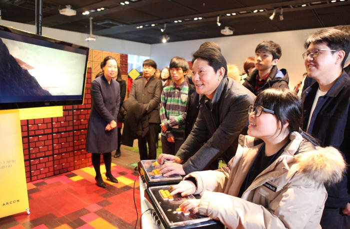 권영식 대표가 청소년들과 함께 체험하고 있다.사진=문화예술사회공헌네트워크 제공