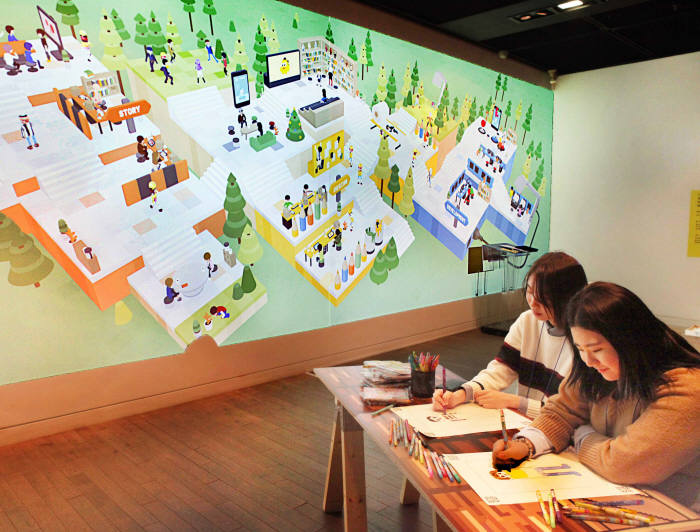 관람객들이 그린 그림이 미디어 월에 구현되는 모습. 사진=문화예술사회공헌네트워크 제공