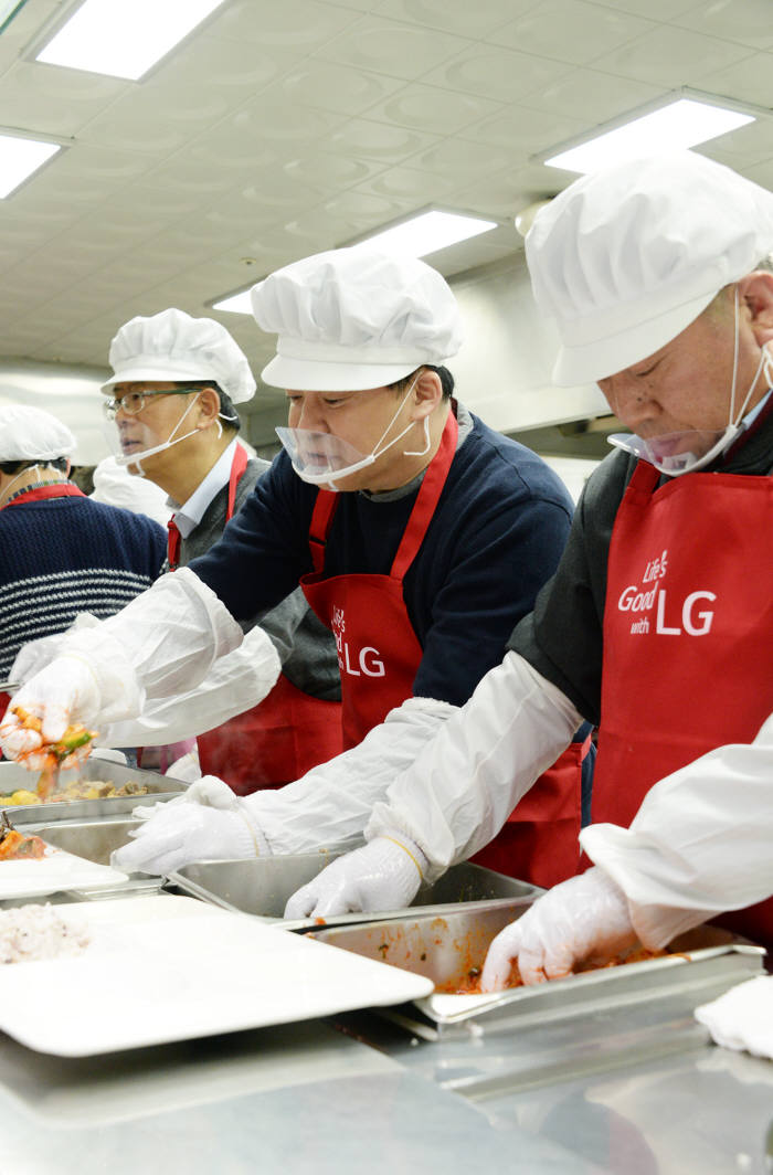 LG전자가 설을 맞아 어르신 400여 명을 모시고 따뜻한 떡국 나눔 행사를 마련했다. 23일 영등포노인종합복지관에서 (사진 왼쪽부터) 이충학 LG전자 지원부문장 부사장, LG디오스 광고모델 백종원씨, 배상호 LG전자 노조위원장이 어르신들에게 떡국을 나눠드리고 있다.