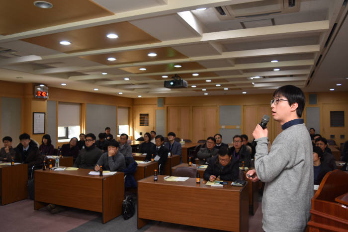 24일 열린 `출연연 창조런치 3.0`에서 전국 출연연 연구원들이 재료연의 융합연구 기술 소개를 듣고 있다.