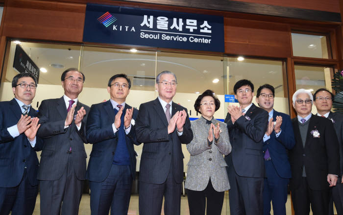 한국무역협회는 25일 서울 삼성동 트레이드타워에서 김인호 무역협회 회장, 신연희 강남구청장, 문홍선 강서구 부구청장, 황치영 중구 부구청장 등이 참석한 가운데 서울사무소 개소식을 가졌다. 왼쪽 두 번째부터 정석현 수산중공업 회장, 문홍선 강서구 부구청장, 김인호 무역협회 회장, 황치영 중구 부구청장, 김정관 무역협회 부회장