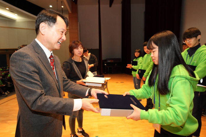 삼성은 25일 성균관대학교 자연과학캠퍼스에서 2017년 삼성드림클래스 겨울캠프 수료식을 열었다. 캠프를 무사히 마친 중학생들이 원기찬 삼성카드 사장으로부터 수료증을 전달받고 있다.