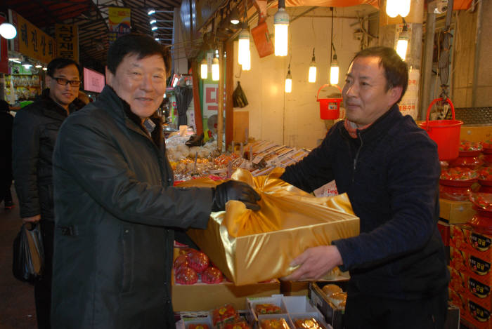 왼쪽= 임명호 부천시시설관리공단 이사장.