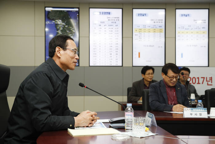 최정호 차관은 관제사와 항공사 직원, 보안 검색요원 등 공항 근무자를 격려하면서 안전한 수송에 만전에 기해줄 것을 당부했다