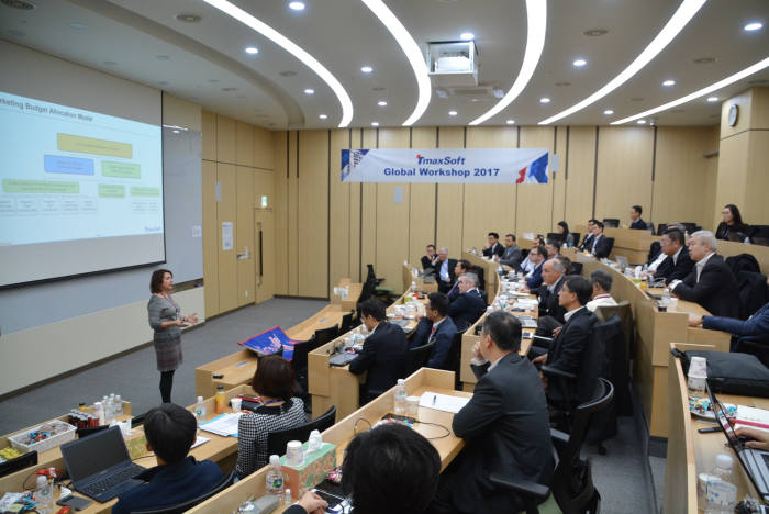 티맥스소프트가 최근 경기도 분당 본사에서 2017년 전사 경영계획 워크숍을 개최한 가운데 한 직원이 2017년 경영전략을 발표하고 있다. 티맥스소프트 제공