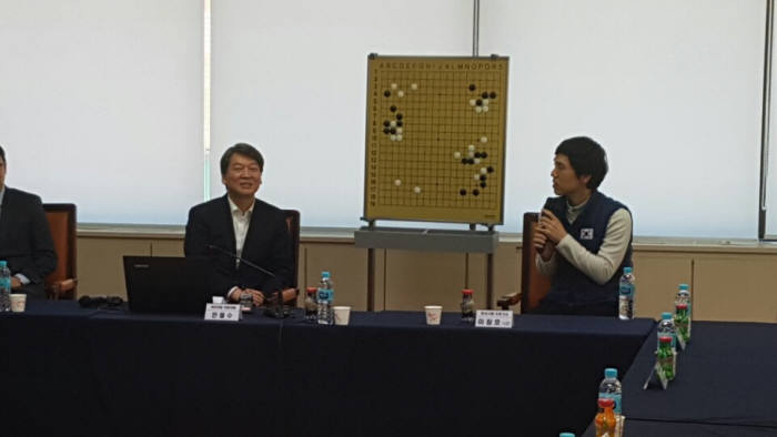 안철수 전 대표가 2일 한국기원에서 가진 전문기사와의 간담회에서 기자들의 질문을 받고 있다.