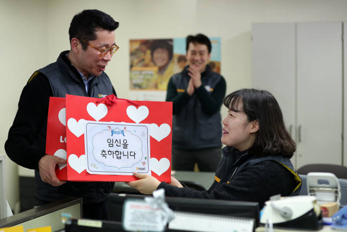 이마트, 출산 장려 제도 강화..."일·가정 양립 문화 만든다"