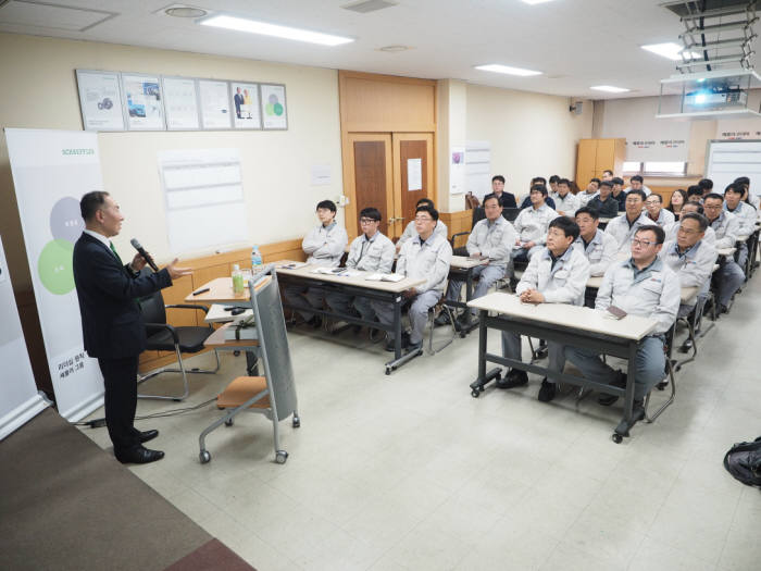 이병찬 셰플러코리아 대표이사가 지난 8일 전주공장에서 진행된 워크숍에서 임직원들을 대상으로 셰플러그룹의 새로운 전략 `미래를 위한 움직임`에 대한 프레젠테이션을 진행하고 있다.