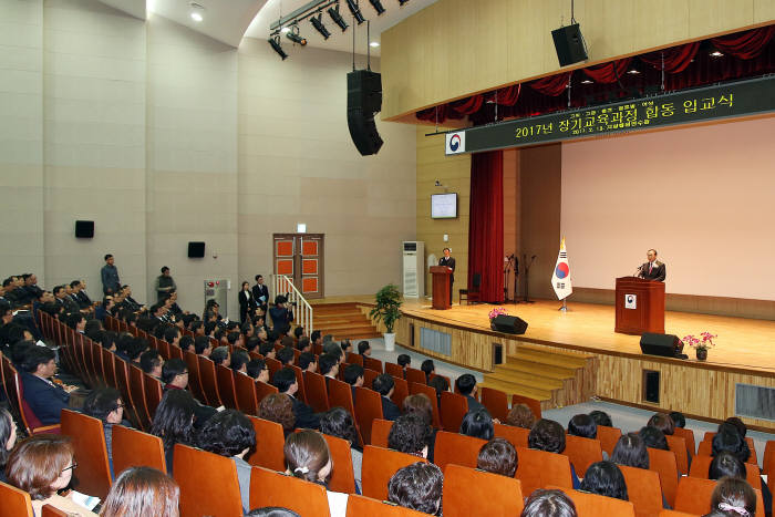 홍윤식 행정자치부 장관이 입교식에서 인사말을 했다. <사진 행정자치부>