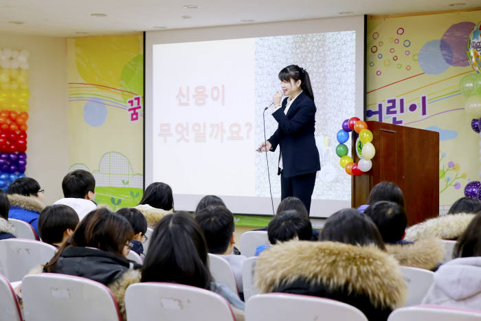 우리카드가 서울 동대문구 소재 마장초등학교에서 6학년 학생 129명을 대상으로 금융교육을 실시하고 있다