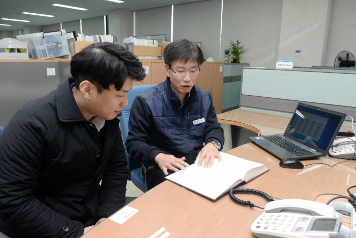 한국환경공단 통합허가 지원센터 관계자(오른쪽)와 기업 관계자가 상담했다.