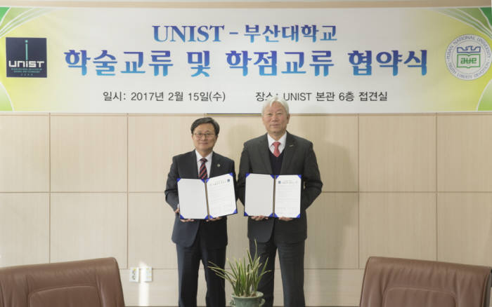 정무영 UNIST 총장(오른쪽)과 전호환 부산대 총장이 학술교류 및 학점교류 협약 후 기념촬영했다.