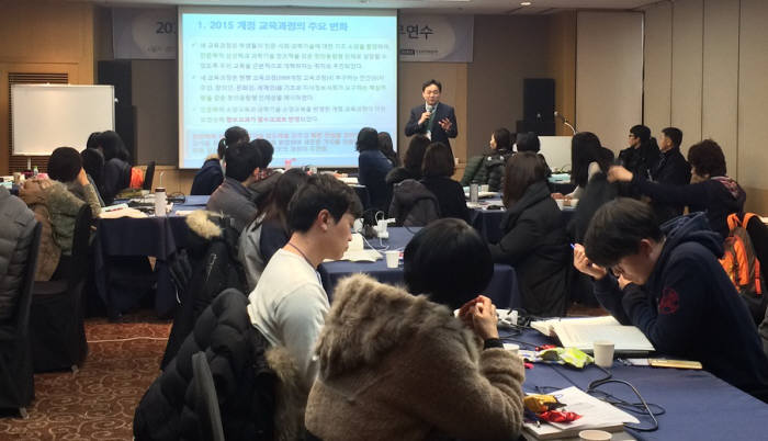 한국교육학술정보원이 20~21일 이틀동안 대전 인터시티호텔에서 개최하는 로봇활용 sw교육을 위한 직무연수 장면