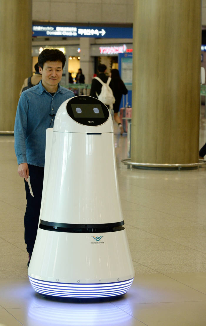 LG전자가 이달 인천국제공항에서 공항 안내 로봇 및 청소 로봇의 현장 테스트를 시작했다. 20일 인천국제공항에서 시험 운행 중인 LG전자의 공항 안내 로봇.