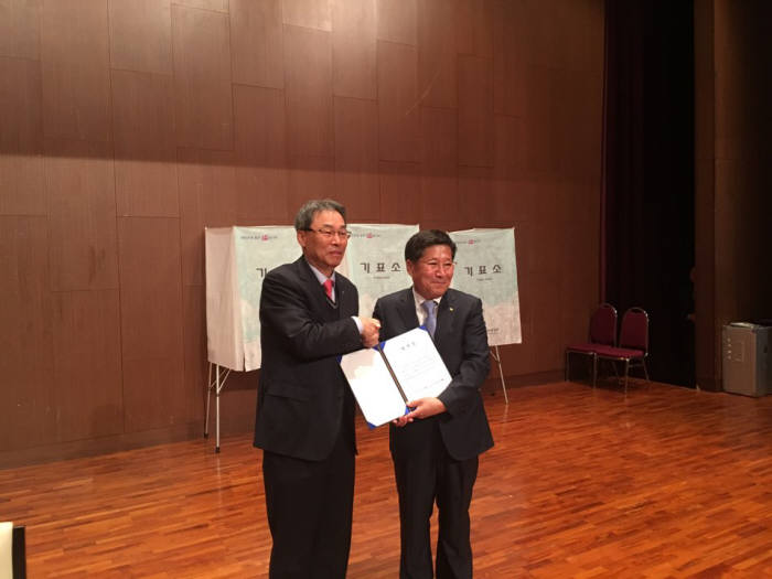 22일 서울 여의도 63빌딩 대연회장에서 열린 한국전기공사협회 정기총회에서 류재선 금강전력 대표(오른쪽)가 25대 전기공사협회장 당선증을 전달받고 있다.