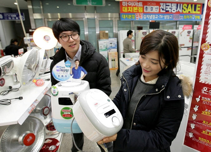 가전매장을 찾은 고객이 절전형 제품을 둘러보고 있다.(자료사진)