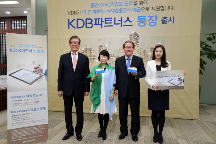 이동걸 산업은행장(왼쪽 첫번째)와 최승옥한국중견기업연합회부회장(" 두번째), 강호갑 한국중견기업연합회장(" 세번째)이 기념촬영했다.