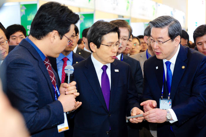 창업붐 확산을 위한 `대한민국 창업-혁신 페스티벌`이 28일 동대문 디자인 플라자에서 열렸다. 황교안 대통령 권한대행(사진 가운데)과 최양희 미래부장관, 주영섭 중소기업청장(사진 오른쪽)이 참석해 창업자를 격려했다.