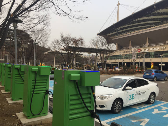 상암동 월드컵경기장을 배경으로 전기차 한대가 충전중이다.