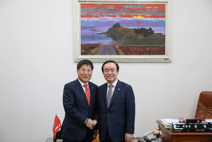 장병완 국회 산업통상위원장(오른쪽)이 류재선 한국전기공사협회 신임 회장의 예방을 받고 신임 인사를 나눴다.