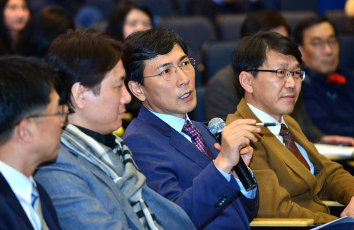 전자신문과 한국무선인터넷산업연합회, 한국인터넷전문가협회 등 7개 단체가 공동 주최한 `안희정 대선주자 초청 ICT인들과의 대화`가 28일 서울 상암동 누리꿈스퀘어에서 열렸다. 대선주자 안희정 충청도지사가 `ICT 산업 발전 전략과 ICT 종사자들의 삶의 질 향상`을 주제로 패널들과 대화를 나누고 있다. 윤성혁기자 shyoon@etnews.com