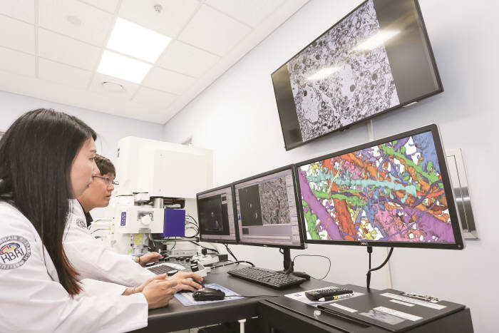 한국뇌연구원이 보유한 3D 전자현미경. 연구원들이 뇌지도 제작을 위한 연구를 진행하고 있다.
