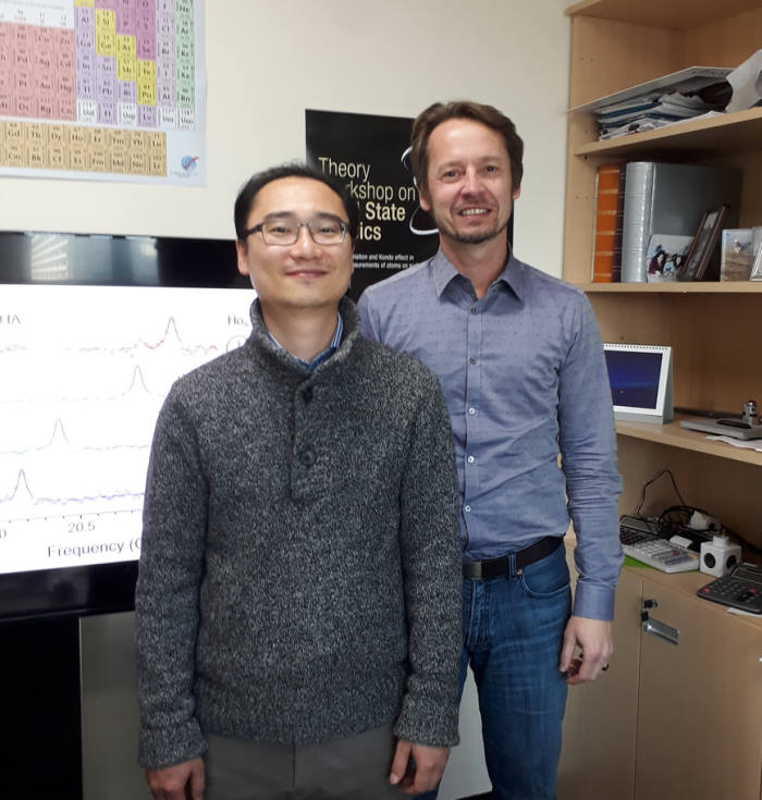 안드레아스 하인리히(우) 양자나노과학 연구단 연구단장, 최태영 연구위원(좌)
