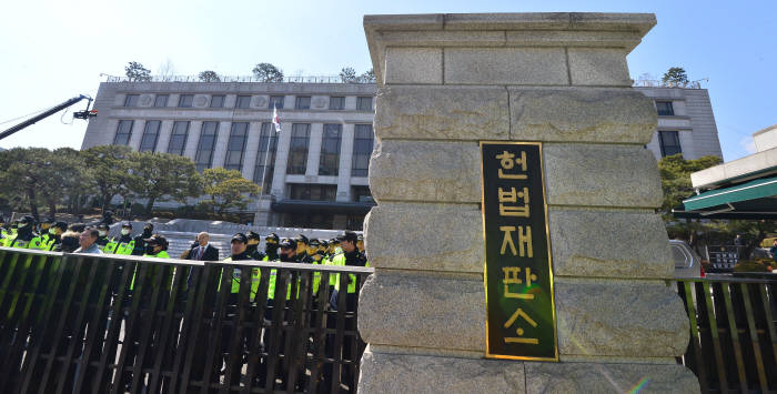 박근혜 대통령 탄핵심판 선고를 하루 앞둔 9일 서울 종로구 재동 헌법재판소에는 긴장감이 감돌았다.