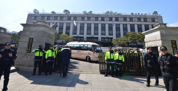 박근혜 대통령 탄핵심판 선고를 하루 앞둔 9일 서울 종로구 재동 헌법재판소에는 긴장감이 감돌았다.