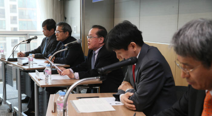 전경련은 10일 전경련회관에서 `전경련 역할 재정립과 혁신방향`을 주제로 토론회를 개최했다. 구정모 좌장(한국경제학회장)이 종합토론을 진행하고 있다.