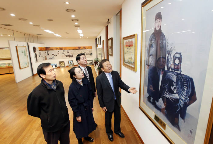 14일 서울 종로구 신교동 우당기념관에서 열린 재개관식에서 관계자와 방문객들이 실내를 둘러보고 있다. <LG하우시스 제공>