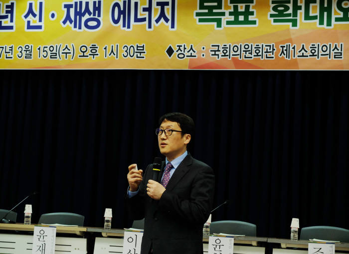 이상훈 녹색에너지전략연구소장이 '2030년 신재생에너지 20% 목표 제안과 실현 방안'이라는 주제발표를 했다.