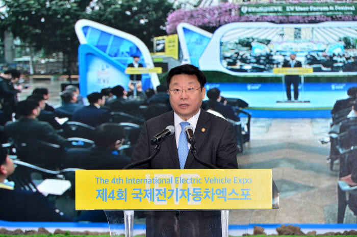 주형환 산업통상자원부 장관이 2017 국제전기자동차엑스포에서 축사를 하고 있다. 윤성혁 기자 shyoon@etnews.com