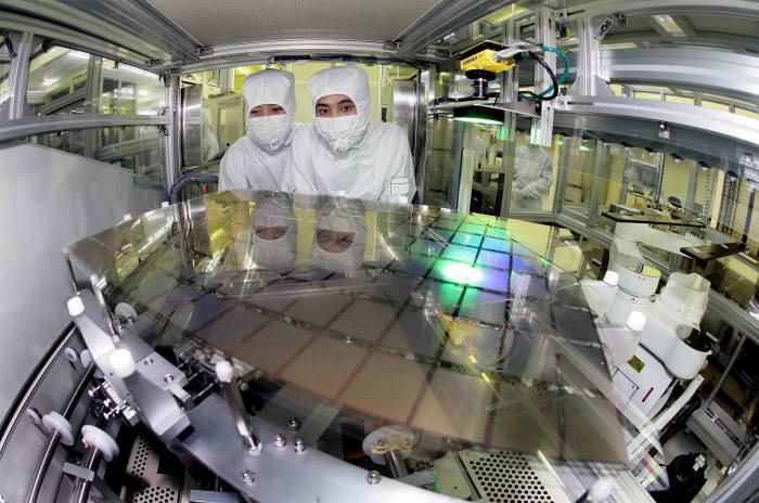 삼성디스플레이 공장에서 OLED를 생산하는 모습. (사진=삼성디스플레이)