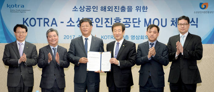 KOTRA(사장 김재홍)와 소상공인시장진흥공단(이사장 김흥빈)은 21일 서울 서초구 KOTRA 본사에서 국내 소상공인 및 협동조합 해외진출지원을 위한 업무협약(MOU)을 체결했다. 김재홍 KOTRA 사장(왼쪽 3번째)과 김흥빈 소상공인시장진흥공단 이사장(왼쪽 4번째)이 협약 체결 후 기념 촬영했다.