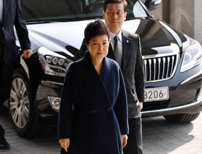 박근혜 전 대통령이 21일 굳은 표정으로 검찰에 출두하고 있는 모습. <사진공동취재단>