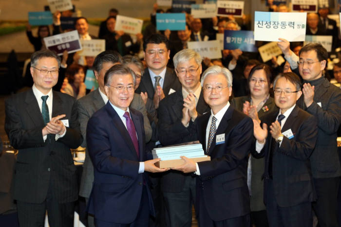 정책공간 국민성장 회원의 날에 참여해 1000쪽에 달하는 보고서를 받는 문재인 더불어민주당 대선 예비 후보. 작년 11월 15일 창립한 '정책공간 국민성장'은 8개 분과, 8개 추진단, 4개의 특위에서 총 1010분 교수가 참여했다.
