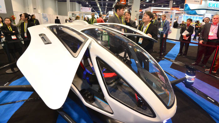 세계최대 가전 전시회인 'CES2017' 개막 이틀째인 지난 1월 6일(현지시간) 안철수 국민의당 전 대표가 1인용 유인드론 'EHANG(이항)184 AAV'를 시승해보고 있다.