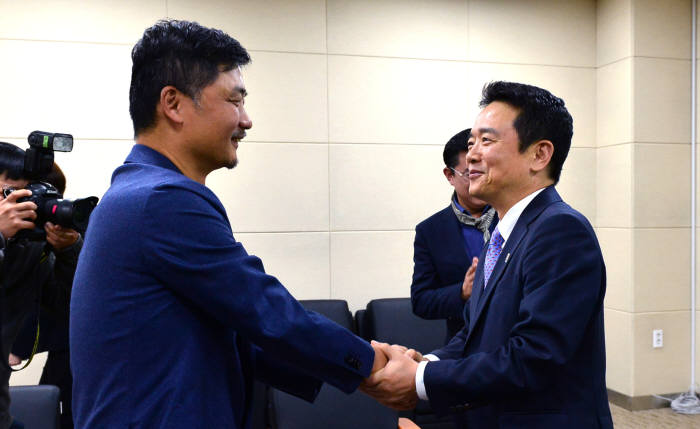 남경필 바른정당 대선 예비 후보(경기도지사, 사진 오른쪽)가 작년 10월 25일 경기도 판교 스타트업캠퍼스에서 열린 '스타트업캠퍼스 1기 입학식'에서 김범수 스타트업캠퍼스 총장과 인사말을 나누고 있다.